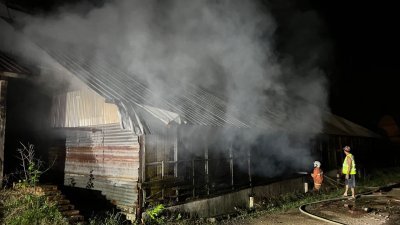 板厂储藏室起火，消拯员赶抵现场扑灭火势。