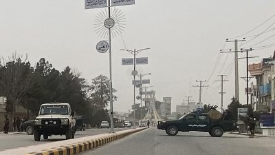 阿富汗巴尔赫省省长办公室周四发生爆炸后，塔利班安全人员封锁了马扎里沙里夫的一条道路。（图取自法新社）