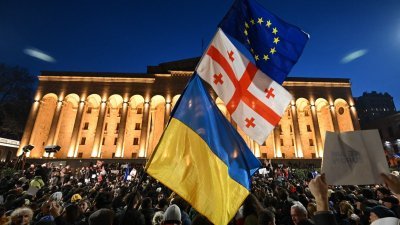 抗议者周三晚在格鲁吉亚议会外，挥舞著欧盟、格鲁吉亚和乌克兰的旗帜示威，反对存在争议性的“外国代理人”法案。（图取自法新社）