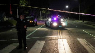 警方周三晚上封锁林肯公园街区，寻找枪击3名警察的嫌疑犯。（图取自路透社）