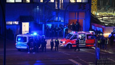 德国北部汉堡市周四晚发生枪击案，当地警察赶抵案发建筑物应变。（图取自法新社）