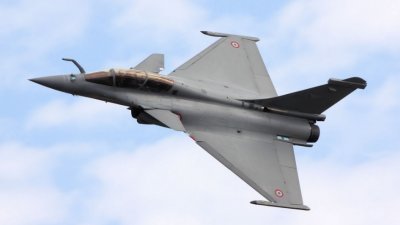 法国国防部8日证实，中国北京政府曾接洽10多位退役飞行员，以高薪诱惑培训共军。图为法国空军飙风战斗机。 （网络示意图）