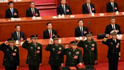 连任中国中央军委副主席的张又侠（前），周六在北京人民大会堂，率领张升民（后排左起）、刘振立、何卫东、李尚福和苗华宣誓就职。（图取自路透社）