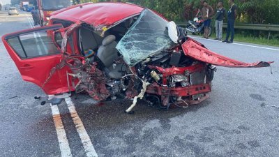 红色的迈威轿车在车祸后，车前部毁不成形。