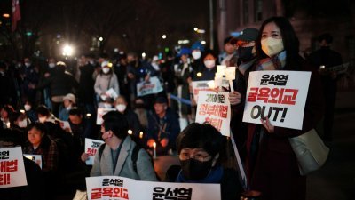 反对二战劳工问题赔偿方案的韩国人民，本月6日举行烛光守夜活动，谴责尹锡悦政府的羞辱性外交。（图取自路透社）