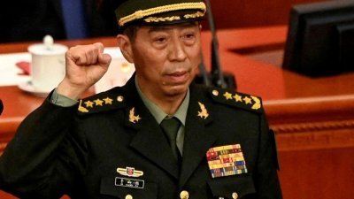 李尚福在周六的人大会议上，宣誓就任中国国家中央军事委员会委员。他在周日再获委为中国国防部长。（路透社档案照）
