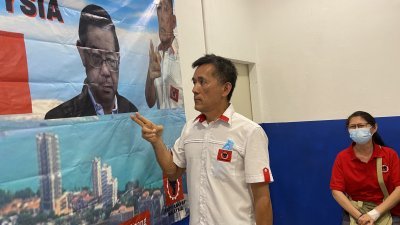 郑雨周宣布将于来届州选上阵亚逸布爹区，硬碰行动党全国主席林冠英。