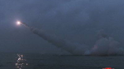 朝鲜官媒发布照片，该国于周日成功从潜艇试射了两枚战略巡航导弹，并击中预定目标。（图取自朝中社/路透社）