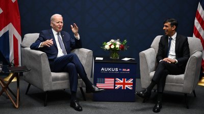 美国总统拜登（左）和英国首相苏纳克，周一在美国加州圣迭戈的海军基地举行双边会谈。（图取自法新社）