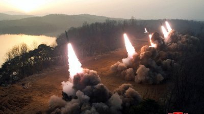 朝鲜官媒上周五发布照片，前一天下午6时20分许在南浦附近发射6枚近程弹道导弹（CRBM）级导弹。（图取自朝中社/路透社）