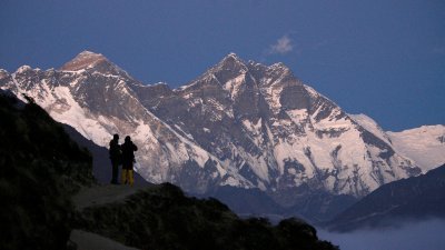 游客在尼泊尔的一处山区，欣赏珠峰美景。（路透社档案照）