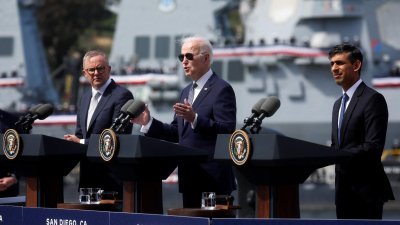 澳洲总理阿尔巴尼斯（左起）、美国总统拜登、英国首相苏纳克当地时间周一，在加州圣迭戈举行会谈，敲定和公布三方核潜艇协议的细节。（图取自路透社）