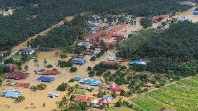峇县多区积水仍未消退，目前尚有3万7827名灾黎滞留于疏散中心内。