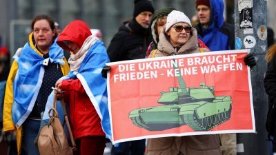 2月25日在德国柏林的抗议活动上，民众反对向乌克兰运送武器，支持俄罗斯和乌克兰和平谈判。（图取自路透社）