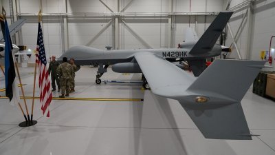 2020年7月1日，一架美国空军MQ-9无人机停在爱沙尼亚阿马里空军基地的机库中。（图取自路透社档案照）