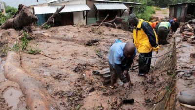 热带气旋弗莱迪1个月内两度袭击非洲南部，在马拉威造成190人丧生；图为马拉维民众在泥泞地中寻找幸存者。 （图取自路透社）