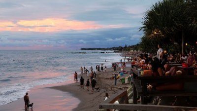印尼巴厘岛以海滩、寺庙、瀑布和夜生活闻名，疫情前的2019年吸引了620万外国游客到访。（图取自路透社）