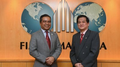 菲道斯慕沙（左）和俞贵狮为“2022年马来西亚产业大奖”颁奖礼，一同接受媒体联访。