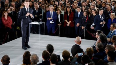 法国总统马克龙当地时间周二，在巴黎和法兰西岛大区举行的2024年巴黎奥运会倒数500天的工作会议上讲话。（图取自法新社）