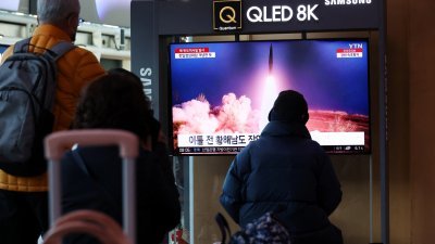 韩国民众周四在首尔车站，收看朝鲜发射导弹的报导。（图取自路透社）