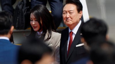 韩国总统尹锡悦与第一夫人金建希，周四飞抵东京羽田机场，正式开启对日本为期两天的访问。（图取自路透社）