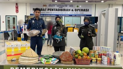 大马检疫与检验服务局人员在士乃国际机场从游客行李搜出各类农业违禁品。