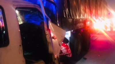客货车在大道行使时撞击拖格罗里车尾，导致车内5人受伤。（图由消拯局提供）