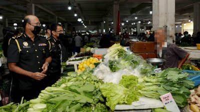 槟城消费人协会促请国内贸易与生活费部，勤于检查菜市摊贩用的秤。（档案照）