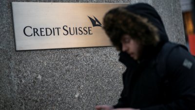瑞士信贷股票周三暴跌至历史低点。图为周三在美国纽约，一名男子经过瑞士信贷银行。（图取自路透社）