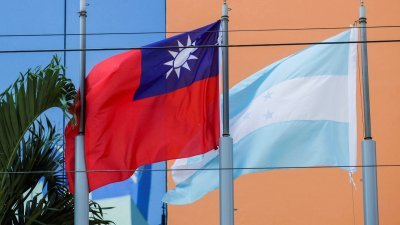在台湾驻洪都拉斯特古西加尔巴大使馆外，青天白日满地红旗和洪都拉斯的国旗在风中飘扬。（图取自路透社）