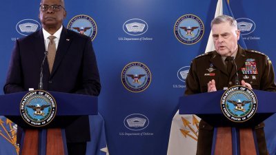 美国国防部长奥斯汀（左）与参谋首长联席会议主席密利当地时间周三举行记者会，主动谈到撞机事件。（图取自路透社）