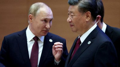 中国国家主席习近平（右）和俄罗斯总统普京，去年9月16日在乌兹别克的上海合作组织峰会期间交谈。（俄罗斯卫星通讯社/路透社档案照）
