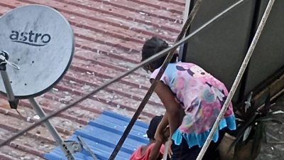 姐弟俩从组屋天台越出遮阳棚捡衣架时，被居民发现，促家长们需要多加留意孩子举止。