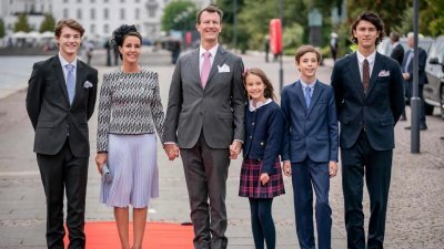 去年9月10日丹麦女王玛格丽特二世登基50周年，约阿希姆王子（左3）和玛丽王妃（左2），带著4名孩子费利克斯（左）、尼古拉（右起）、亨里克和雅典娜，抵达皇家游艇“丹内布罗”号共进午餐。（图取自法新社）