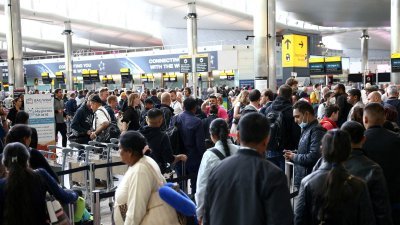 乘客在英国伦敦希思罗机场第2号航站楼内排队。（路透社档案照）
