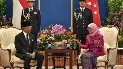 新加坡总统哈莉玛（右）应马来西亚国家元首苏丹阿都拉陛下（左）的邀请，到马来西亚进行国事访问。图为苏丹阿都拉去年10月到访新加坡时所摄。