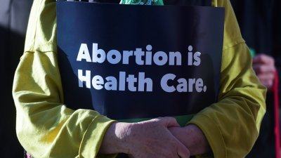 美国得克萨斯州阿马里洛联邦法院外当地时间周三举行的游行中，示威者拿著“堕胎是保健”的标语，抗议禁止堕胎药“米非司酮”的法案。
