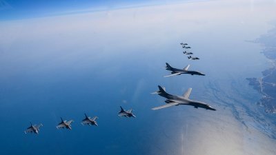 美军B-1B战略轰炸机、F-16战斗机以及韩国空军F-35A隐形战斗机，周日参演韩美联合军事演习。（图取自韩国国防部/路透社）
