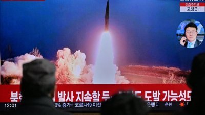 韩国首尔的一个火车站的电视，正在播放朝鲜周日再次试射导弹的新闻报导。（图取自法新社）