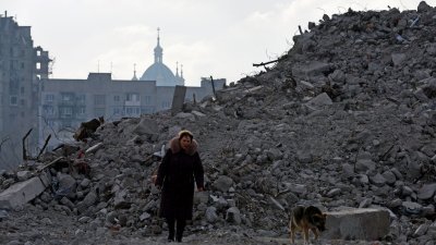 乌克兰马里乌波尔在俄乌战争中“被彻底摧毁”，许多建筑损毁严重，后由俄罗斯重建。（图取自路透社）
