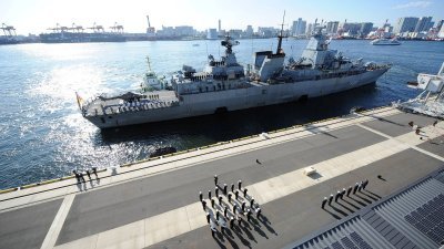 德国派遣的海军护卫舰“巴伐利亚”号，于2021年11月5日停靠在日本东京国际邮轮码头。（图取自路透社）