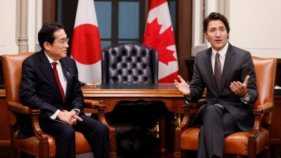 日本首相岸田文雄1月12日在渥太华，会见加拿大总理特鲁多。（图取自路透社）