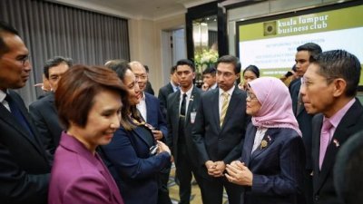 哈莉玛（右2）周一抵达马来西亚进行国事访问，首场活动是会见新马商界代表。孟理齐（右）刘燕玲（紫色外套）随行。（图取自海峡时报）