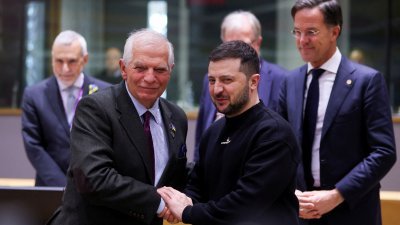 乌克兰总统泽连斯基（右）2月9日造访布鲁塞尔，出席欧盟领袖峰会时，与欧盟外交与安全政策高级代表博雷利握手。（图取自路透社档案照）