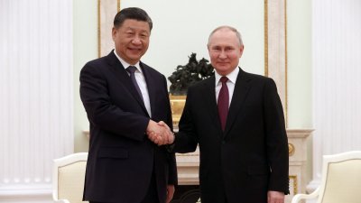 中国国家主席习近平（左）和俄罗斯总统普京周一在俄罗斯莫斯科克里姆林宫举行的非正式会面上握手。（图取自俄罗斯卫星通讯社新闻/路透社）