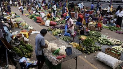在斯里兰卡周二获批30亿美元的救助计划后，科伦坡一个主要市场的现场情况。（图取自路透社）