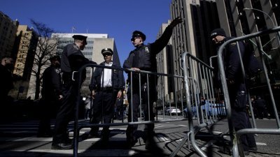 纽约警察当地时间周二在纽约市曼哈顿地区检察官办公室外驻守，防止前总统特朗普支持者滋事。（图取自法新社）