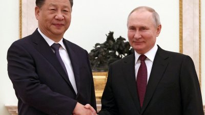 俄罗斯总统普京（右）周一在莫斯科的总统府克里姆林宫，会晤到访的中国国家主席习近平。（图取自俄罗斯卫星通讯社/路透社）