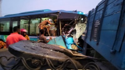 一辆市区公共巴士与一辆拖格罗里发生碰撞后，巴士司机受困。