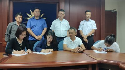 杨焕源（左3）见证代表们签署备忘录，左起为林千宏、高启尧及罗舜生。